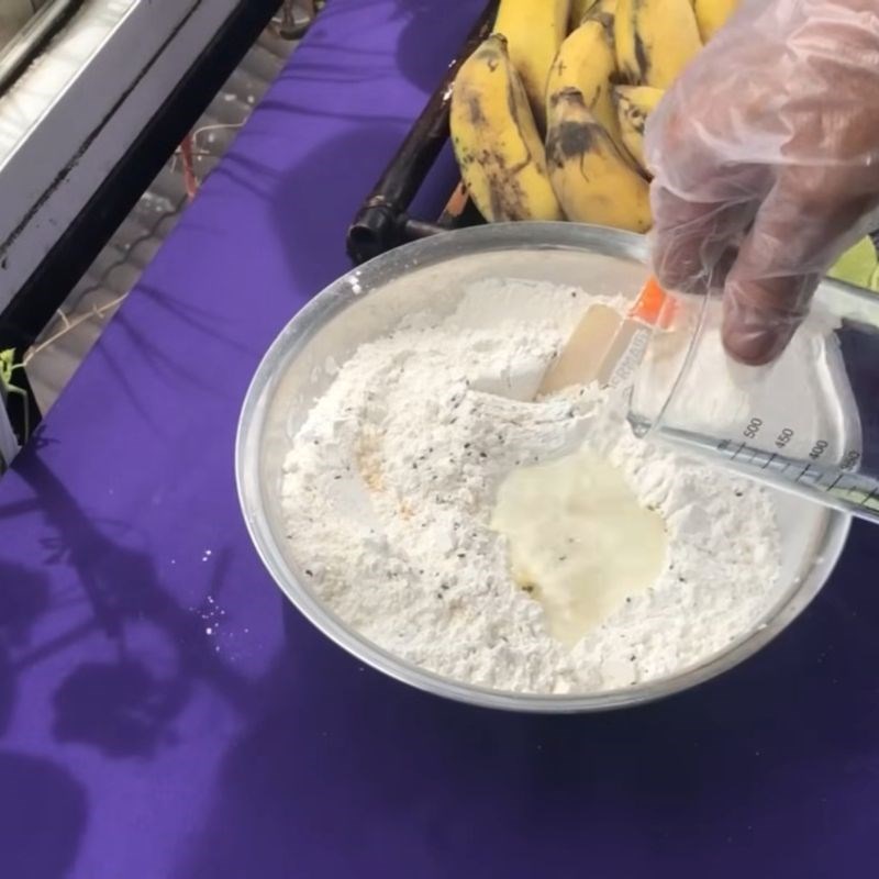 Bước 1 Pha bột chiên chuối giòn lâu Bột chiên chuối giòn lâu