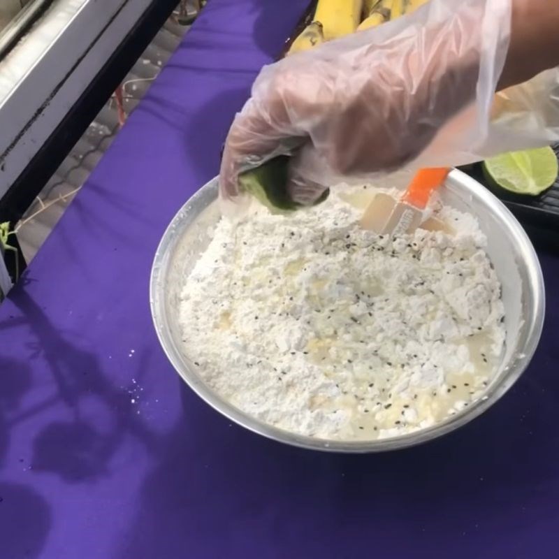 Bước 1 Pha bột chiên chuối giòn lâu Bột chiên chuối giòn lâu