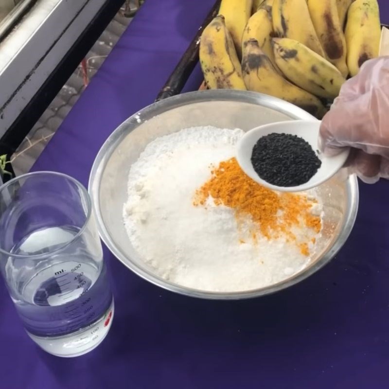 Bước 1 Pha bột chiên chuối giòn lâu Bột chiên chuối giòn lâu