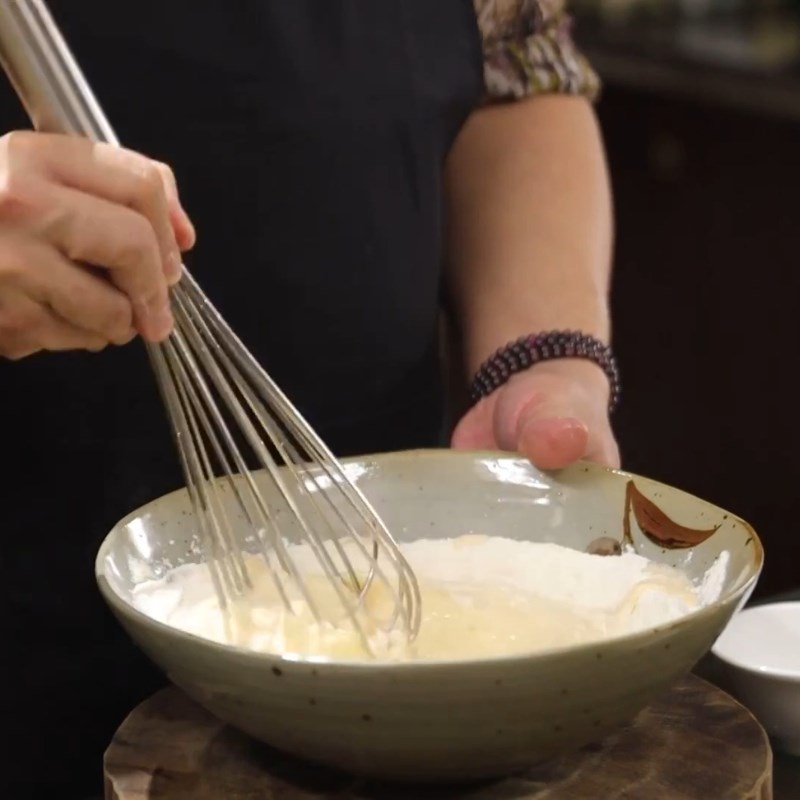 Bước 1 Pha bột chiên giòn (bột ướt) Mực tẩm bột chiên giòn