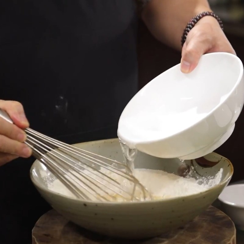 Bước 1 Pha bột chiên giòn (bột ướt) Mực tẩm bột chiên giòn