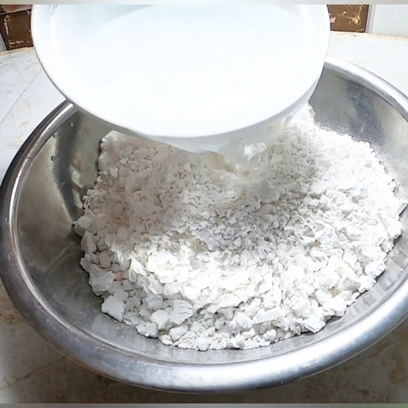 Bước 2 Pha bột chuối chiên giòn lâu Bánh chuối chiên bằng bột gạo
