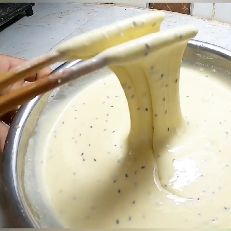 Bước 2 Pha bột chuối chiên giòn lâu Bánh chuối chiên bằng bột gạo