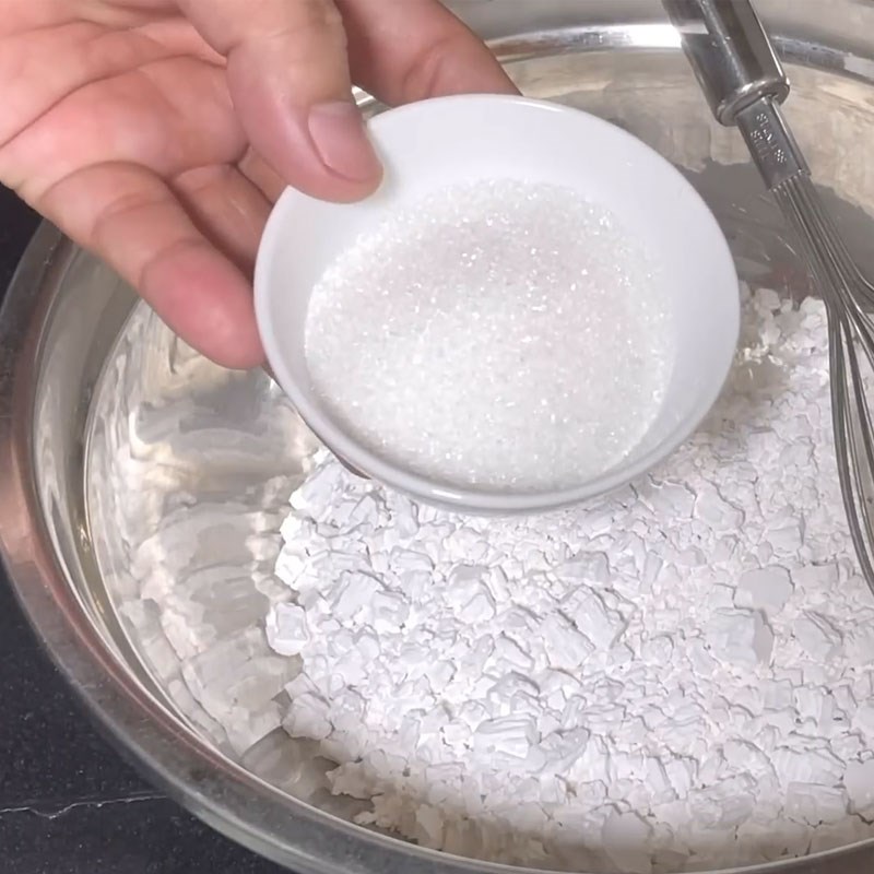 Bước 1 Pha bột gạo chiên giòn Bánh chuối chiên phồng rỗng ruột