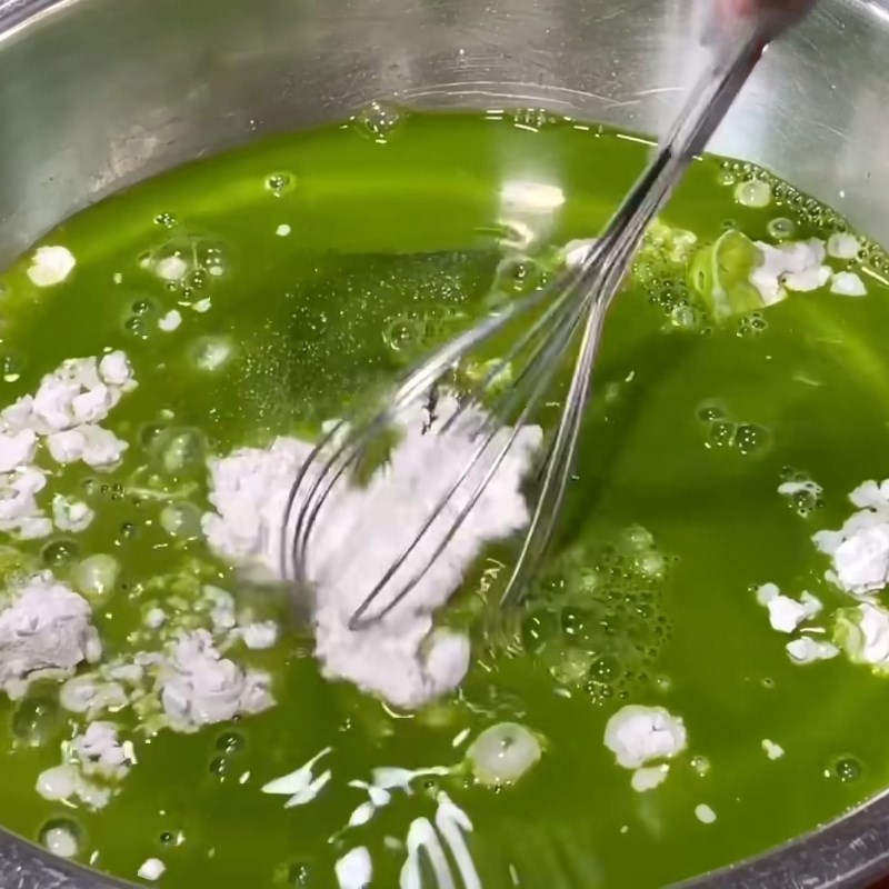 Bước 3 Pha bột lớp lá dứa Bánh khoai mì hấp