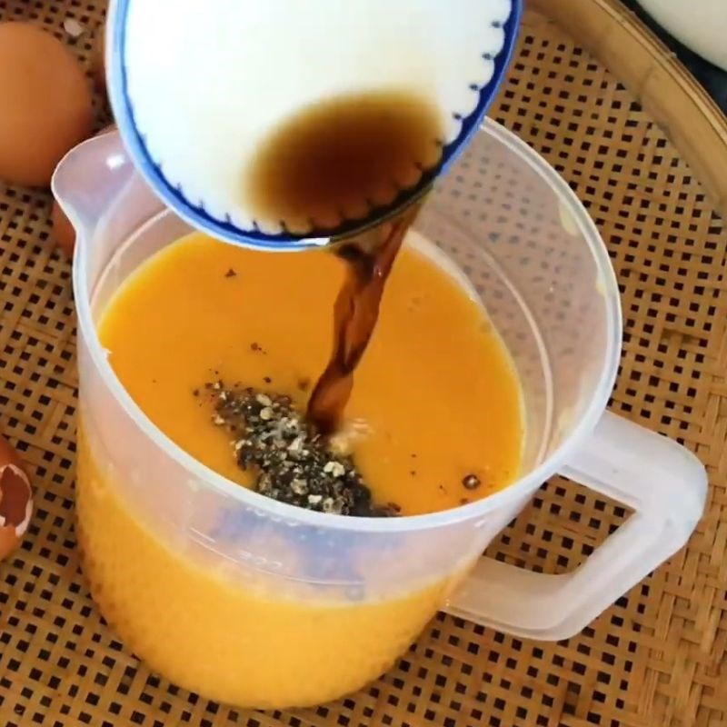 Bước 2 Pha chế gia vị và lọc trứng Trứng gà nướng bằng nồi chiên không dầu