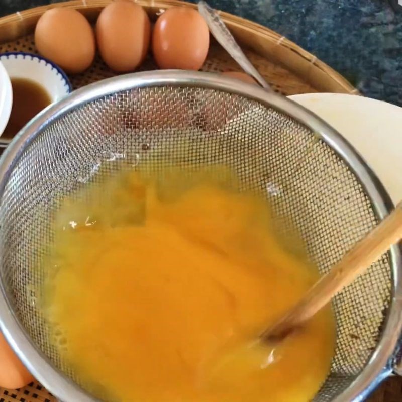 Bước 2 Pha chế gia vị và lọc trứng Trứng gà nướng bằng nồi chiên không dầu