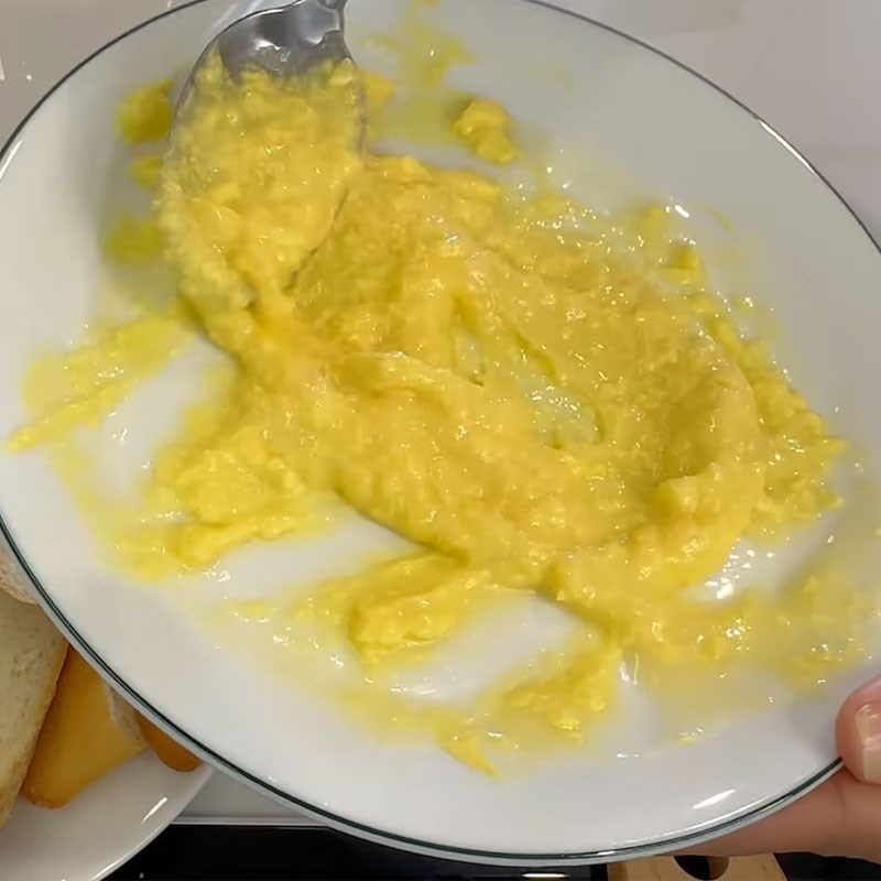 Bước 2 Pha chế hỗn hợp bơ sữa đặc bánh mì nướng bơ sữa