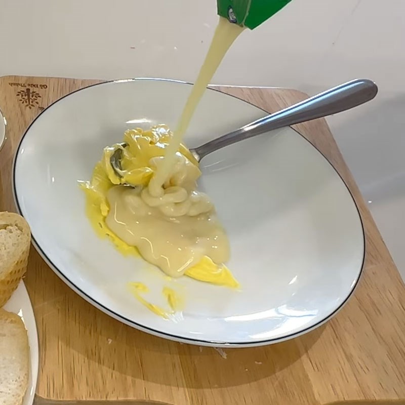 Bước 2 Pha chế hỗn hợp bơ sữa đặc bánh mì nướng bơ sữa