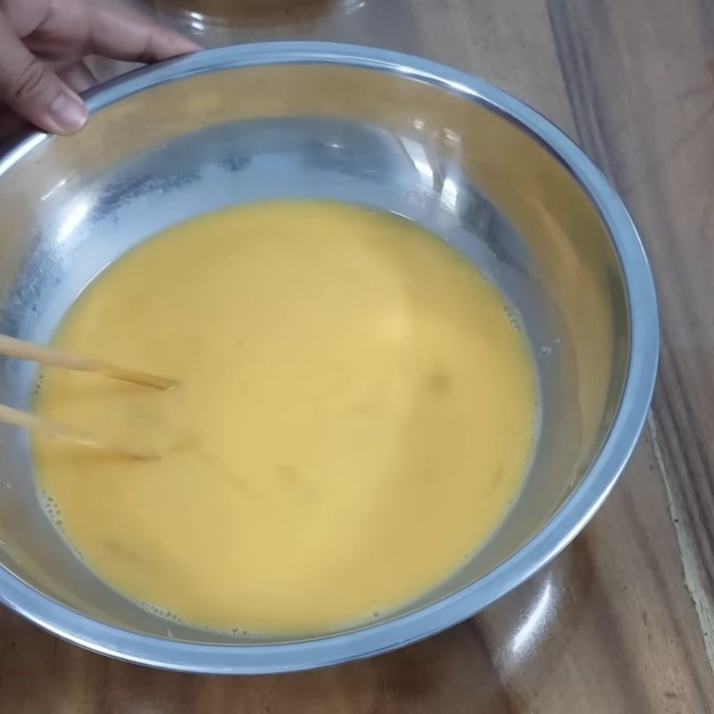 Bước 2 Pha hỗn hợp trứng sữa mịn màng Bánh flan công thức kinh doanh