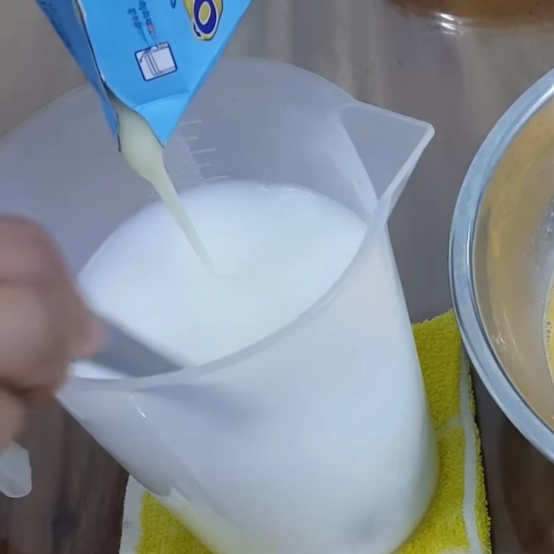 Bước 2 Pha hỗn hợp trứng sữa mịn màng Bánh flan công thức kinh doanh