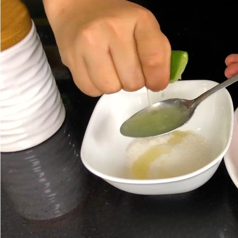 Bước 2 Pha nước chấm chua ngọt Bún cuốn