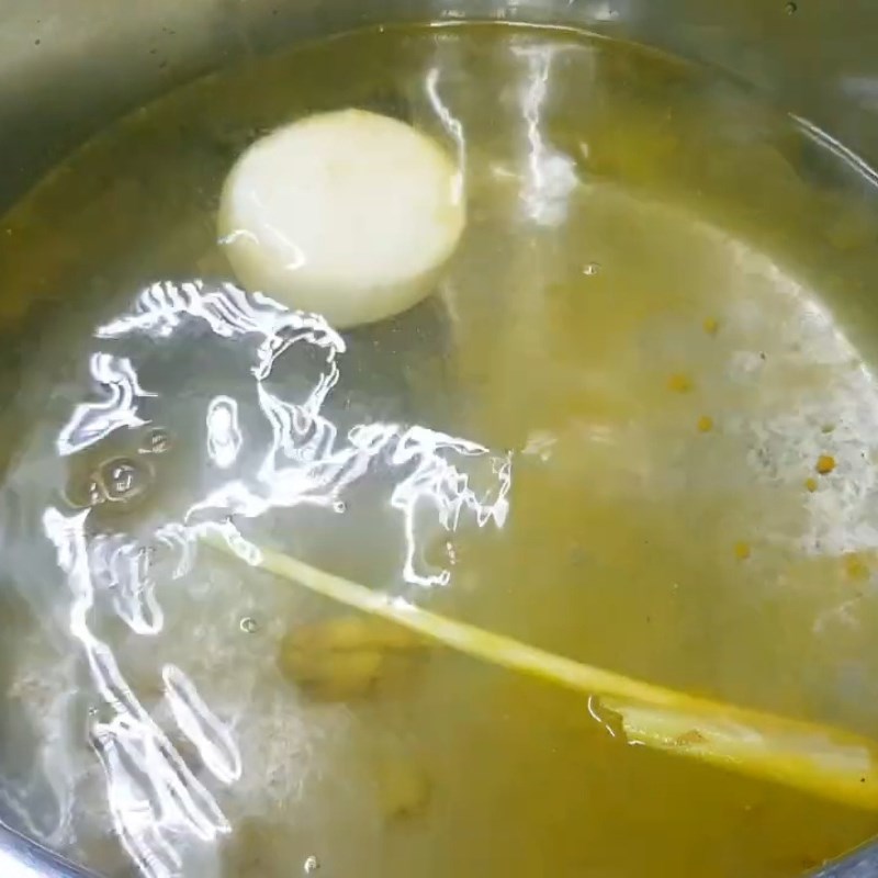 Bước 2 Pha nước luộc gà Gà luộc không bị nứt da