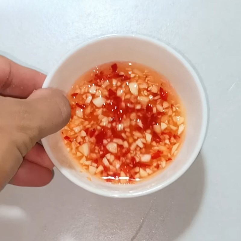 Bước 5 Pha nước mắm chấm Gỏi bò rau muống