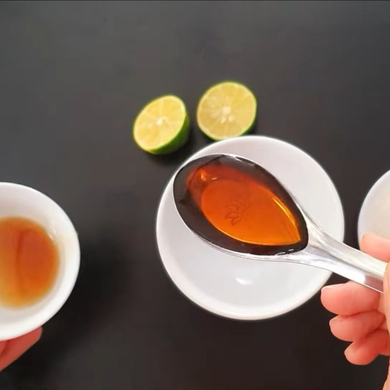 Bước 3 Pha nước sốt chua ngọt bằng chanh tươi Sườn xào chua ngọt bằng chanh