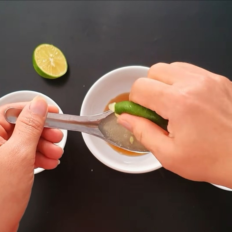 Bước 3 Pha nước sốt chua ngọt bằng chanh tươi Sườn xào chua ngọt bằng chanh