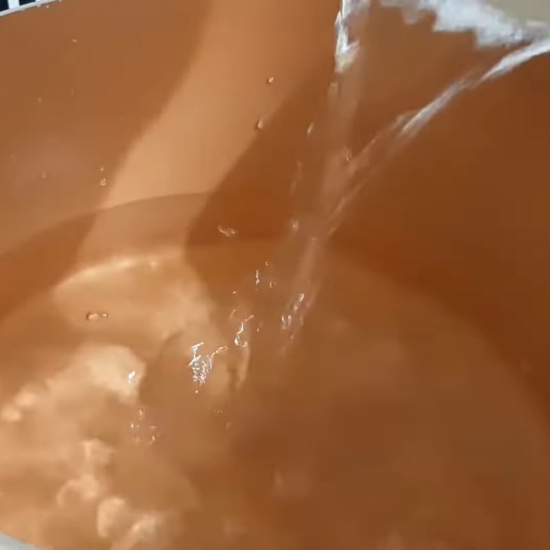 Bước 3 Pha nước theo tỉ lệ 3:2 Om trám đen