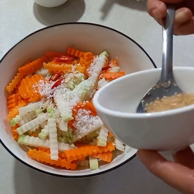 Bước 3 Pha nước trộn dưa xổi và trộn gia vị Su hào muối xổi