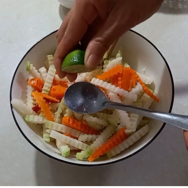 Bước 3 Pha nước trộn dưa xổi và trộn gia vị Su hào muối xổi