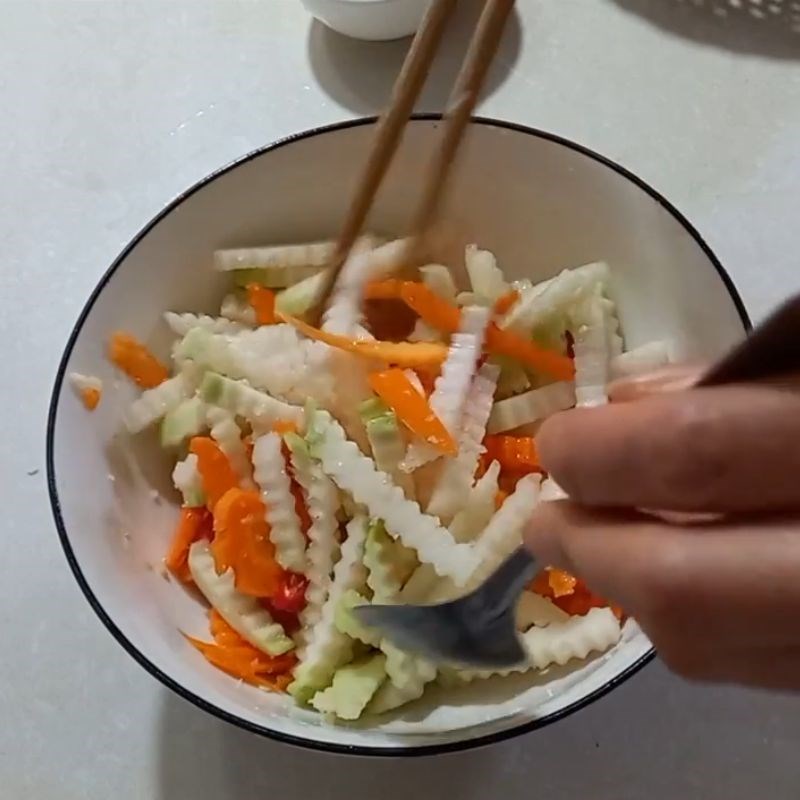 Bước 3 Pha nước trộn dưa xổi và trộn gia vị Su hào muối xổi