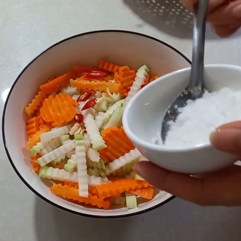 Bước 3 Pha nước trộn dưa xổi và trộn gia vị Su hào muối xổi