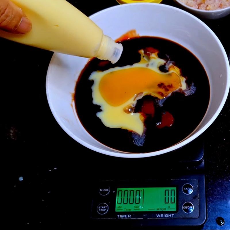 Bước 1 Pha trộn nguyên liệu nước sốt Nước sốt bánh mì chảo