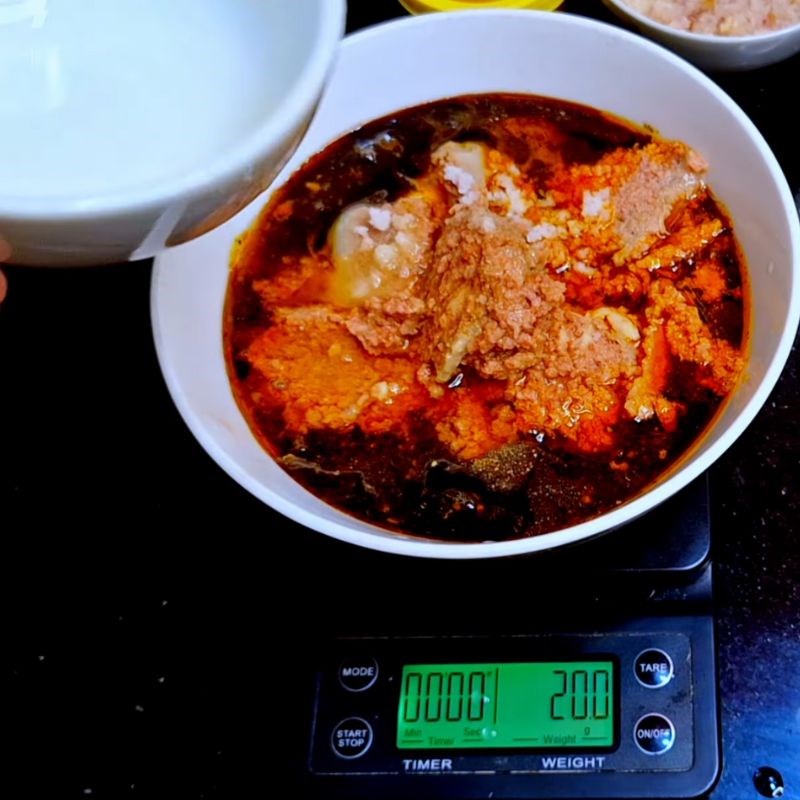 Bước 1 Pha trộn nguyên liệu nước sốt Nước sốt bánh mì chảo