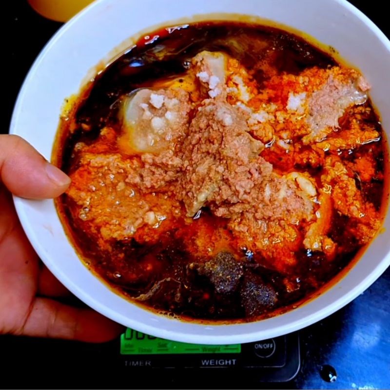 Bước 1 Pha trộn nguyên liệu nước sốt Nước sốt bánh mì chảo