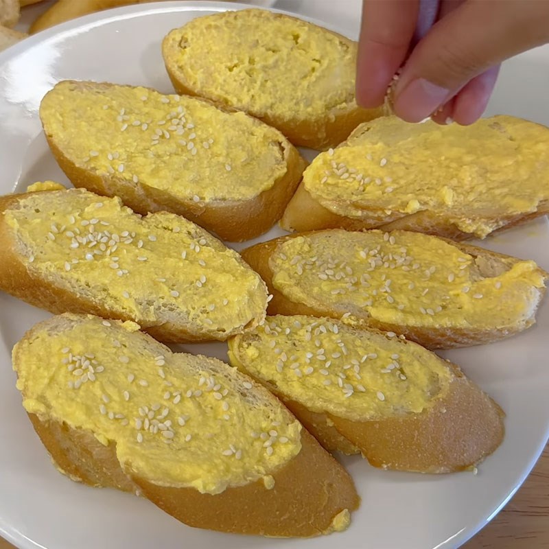 Bước 3 Phết bơ sữa và rắc mè bánh mì nướng bơ sữa