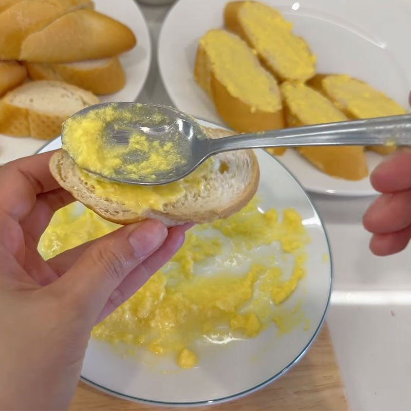 Bước 3 Phết bơ sữa và rắc mè bánh mì nướng bơ sữa