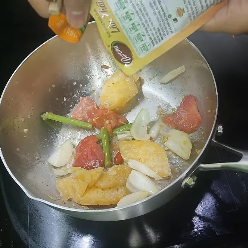 Bước 1 Phi thơm gia vị tạo nền Nước lẩu thập cẩm