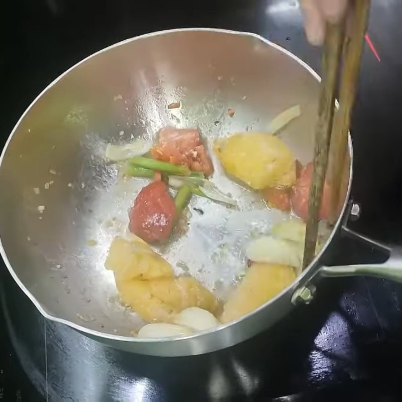 Bước 1 Phi thơm gia vị tạo nền Nước lẩu thập cẩm