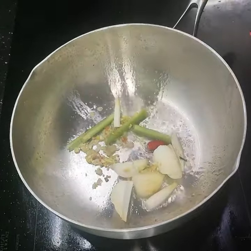 Bước 1 Phi thơm gia vị tạo nền Nước lẩu thập cẩm