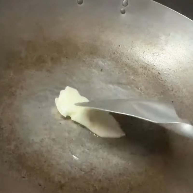 Bước 2 Phi thơm gừng tỏi Gà hầm nấm