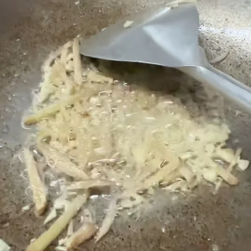 Bước 2 Phi thơm gừng tỏi Gà hầm nấm