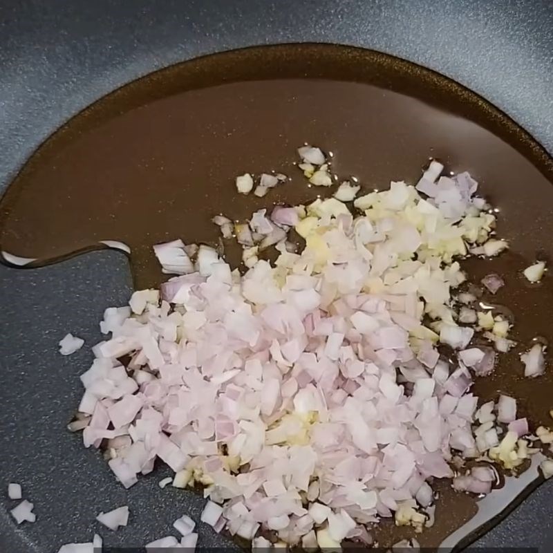 Bước 1 Phi thơm hành tỏi Nước sốt miến trộn Hàn Quốc