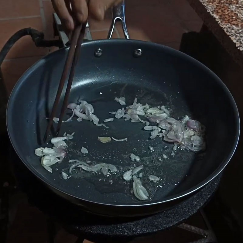 Bước 2 Phi thơm hành tỏi ớt sả Thịt thỏ xào sả ớt