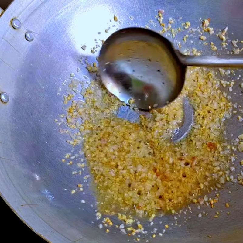 Bước 2 Phi thơm hành tỏi và nấu sốt bánh mì chảo sánh mịn Nước sốt bánh mì chảo