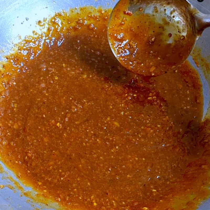 Bước 2 Phi thơm hành tỏi và nấu sốt bánh mì chảo sánh mịn Nước sốt bánh mì chảo