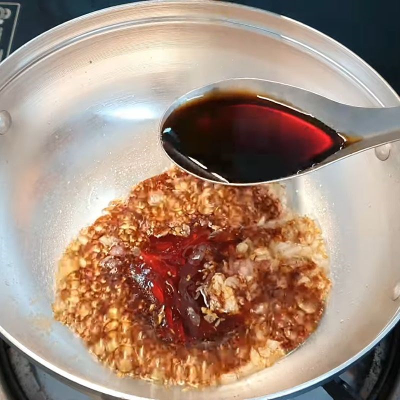 Bước 3 Phi thơm hành và gia vị Nấm rơm kho nước tương