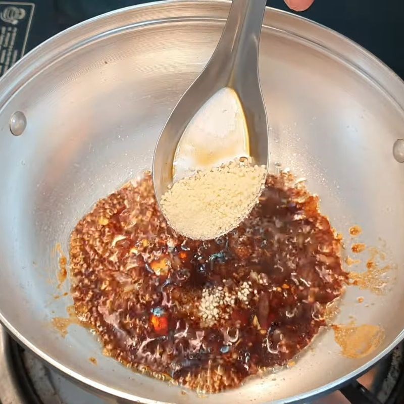 Bước 3 Phi thơm hành và gia vị Nấm rơm kho nước tương