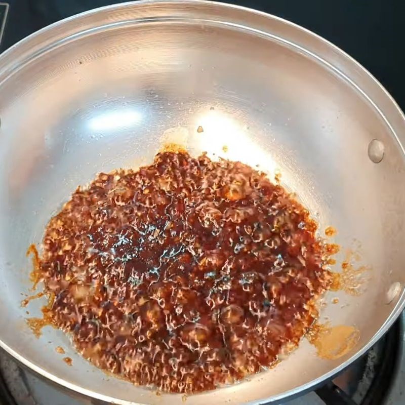 Bước 3 Phi thơm hành và gia vị Nấm rơm kho nước tương