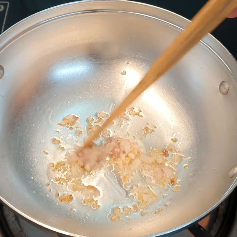 Bước 3 Phi thơm hành và gia vị Nấm rơm kho nước tương