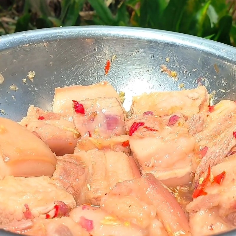 Bước 3 Phơi nắng thịt (Bí quyết màu đẹp) Thịt kho tàu truyền thống