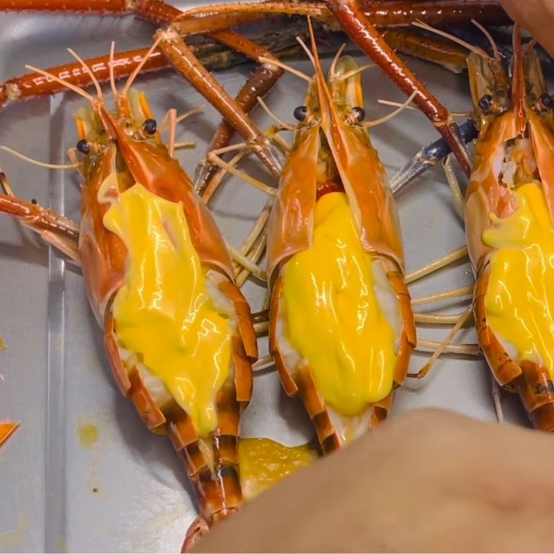 Bước 4 Phủ sốt phô mai và nướng lần 2 Sốt phô mai nướng tôm