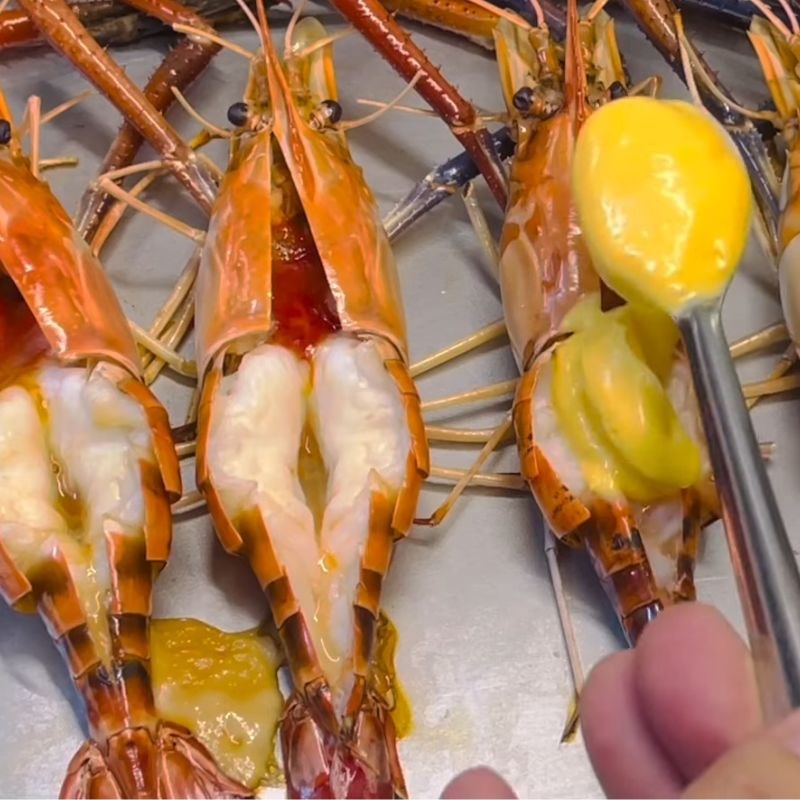 Bước 4 Phủ sốt phô mai và nướng lần 2 Sốt phô mai nướng tôm