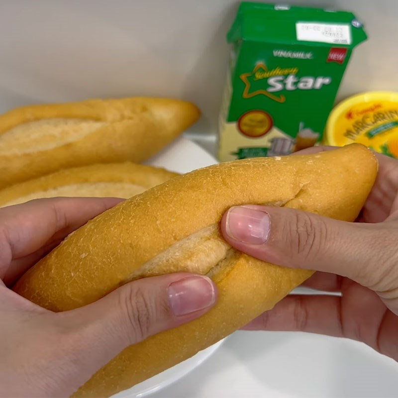 Bước 1 Rã đông bánh mì và sơ chế bánh mì nướng bơ sữa