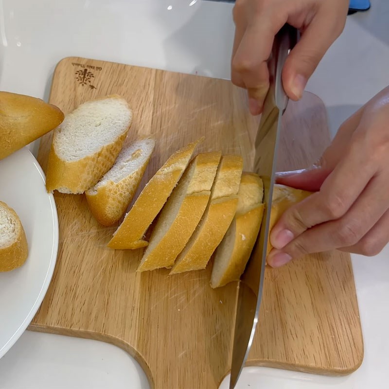 Bước 1 Rã đông bánh mì và sơ chế bánh mì nướng bơ sữa