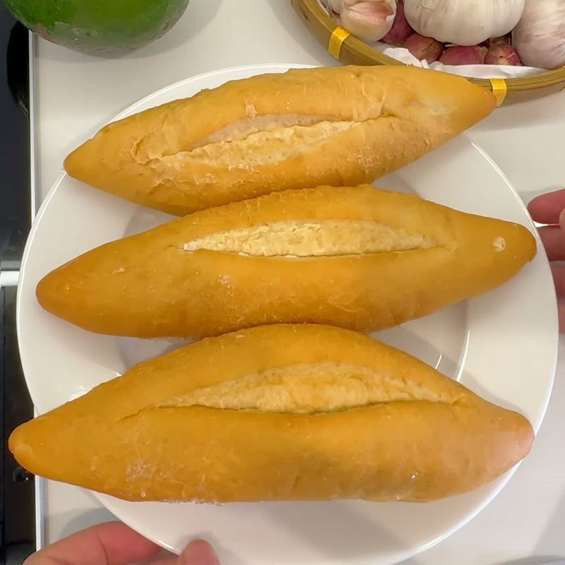 Bước 1 Rã đông bánh mì và sơ chế bánh mì nướng bơ sữa