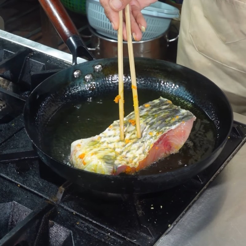 Bước 3 Rán sơ cá Canh chua dọc mùng cá mẻ